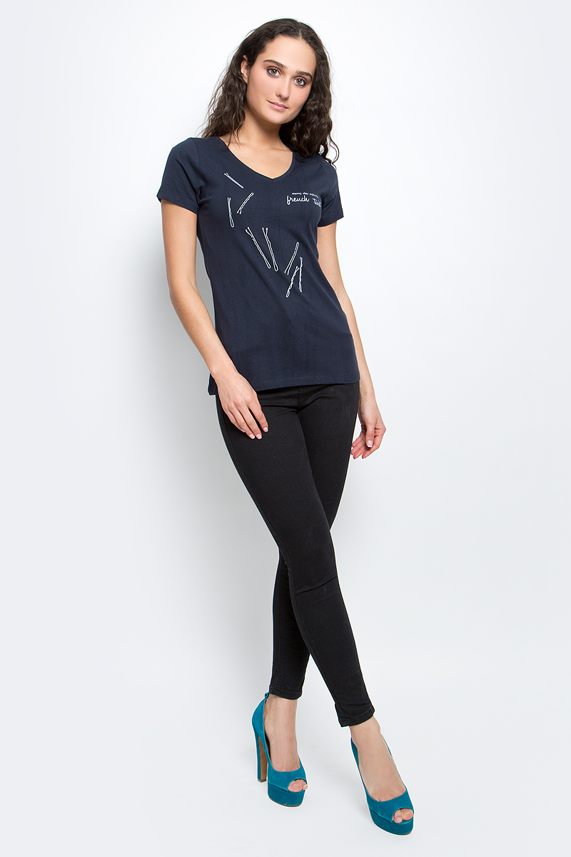 ФутболкаB237096_Deep Navy ФутболкаB237096_Deep NavyСтильная женская футболка Baon изготовлена из натурального хлопка. Материал очень мягкий и приятный на ощупь. Модель свободного кроя с V-образным вырезом горловины и короткими рукавами оформлена принтом с изображением шпилек и надписями. Такая футболка займет достойное место в вашем гардеробе.