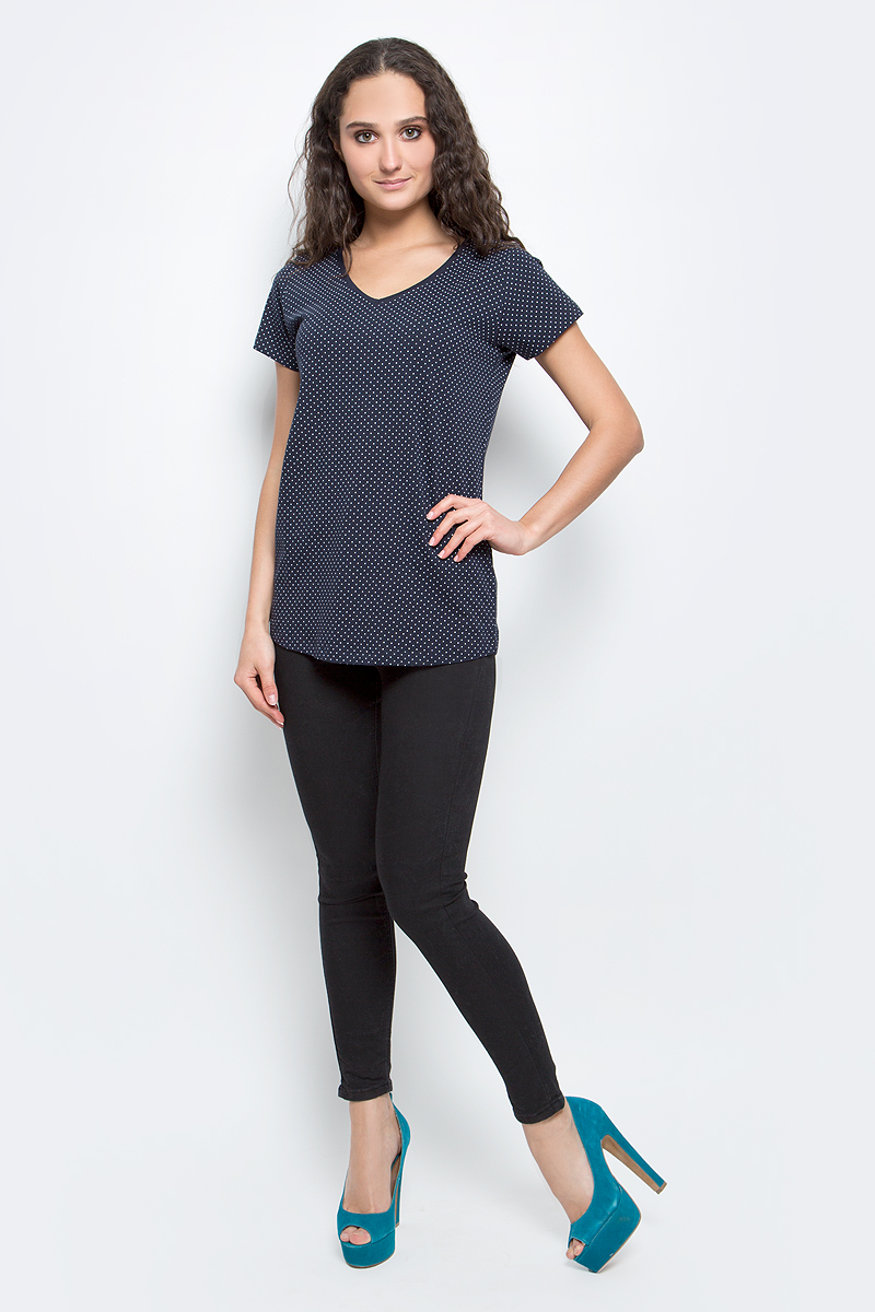 ФутболкаB237062_Dark Navy Printed ФутболкаB237062_Dark Navy PrintedСтильная женская футболка Baon изготовлена из эластичного хлопка. Материал очень мягкий и приятный на ощупь. Модель прямого кроя с V-образным вырезом горловины и короткими рукавами оформлена принтом в горошек. Такая футболка займет достойное место в вашем гардеробе.