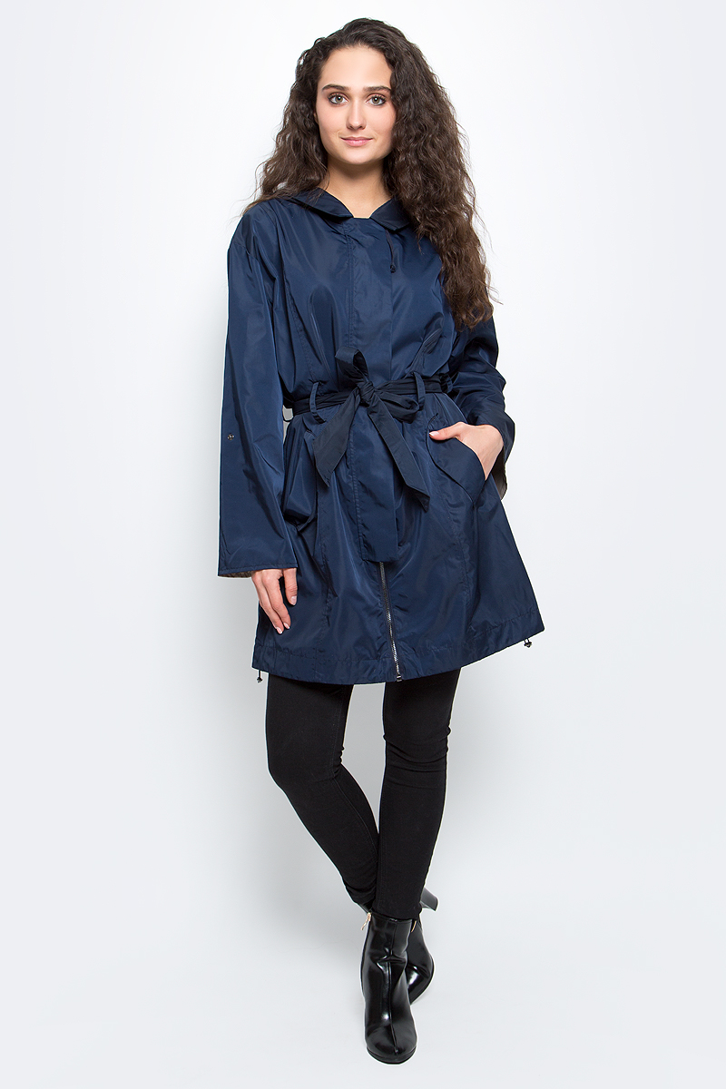 ПлащB087012/B087112_Dark Navy ПлащB087012/B087112_Dark NavyЭлегантный женский плащ Baon выполнен из плотного качественного материала с подкладкой. Модель приталенного силуэта с несъемным капюшоном на кулиске застегивается на застежку-молнию и имеет ветрозащитный клапан на кнопках. Удлиненная спинка изделия дополнена шлицей. По нижнему краю предусмотрена кулиска для регулировки объема. Плащ дополнен двумя боковыми карманами. Длина рукава регулируется при помощи хлястика на кнопке. В комплект входит пояс. Стильный плащ прекрасно дополнит весенний гардероб современной и модной девушки.