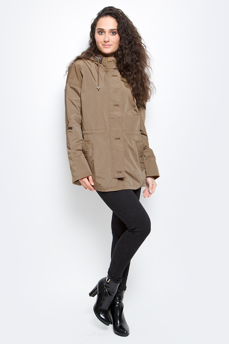 ВетровкаB107011_Dark Navy ВетровкаB107011_Dark NavyСтильная женская ветровка Baon из плотного полиэстера с подкладкой, оформленной цветочным принтом, отличный выбор на весну и раннюю осень. Модель прямого кроя имеет вшитый капюшон на кулиске и застегивается на застежку-молнию. Длина рукавов регулируется при помощи хлястиков. Линия талии подчеркивается при помощи внутренней кулиски с утяжкой. Ветровка дополнительно оснащена ветрозащитным клапаном на пуговицах. По бокам расположены вместительные карманы на пуговицах. Модная ветровка займет достойное место в вашем гардеробе.
