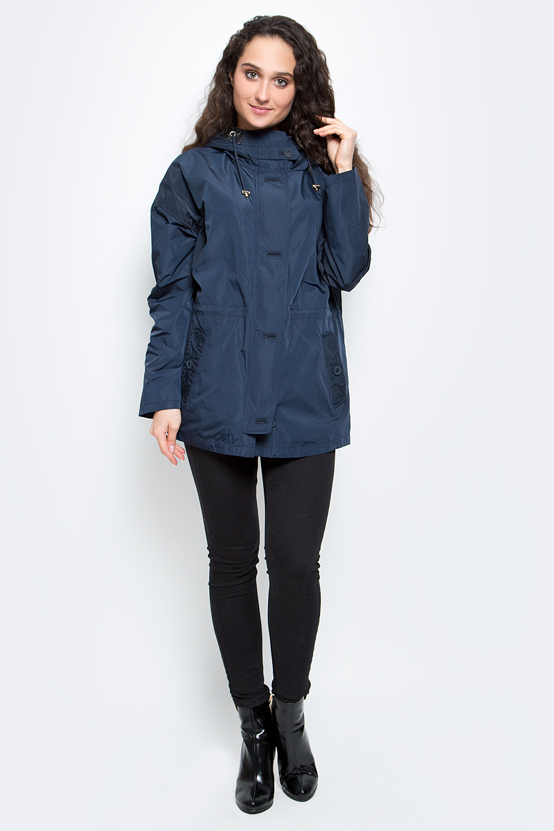 ВетровкаB107011_Dark Navy ВетровкаB107011_Dark NavyСтильная женская ветровка Baon из плотного полиэстера с подкладкой, оформленной цветочным принтом, отличный выбор на весну и раннюю осень. Модель прямого кроя имеет вшитый капюшон на кулиске и застегивается на застежку-молнию. Длина рукавов регулируется при помощи хлястиков. Линия талии подчеркивается при помощи внутренней кулиски с утяжкой. Ветровка дополнительно оснащена ветрозащитным клапаном на пуговицах. По бокам расположены вместительные карманы на пуговицах. Модная ветровка займет достойное место в вашем гардеробе.