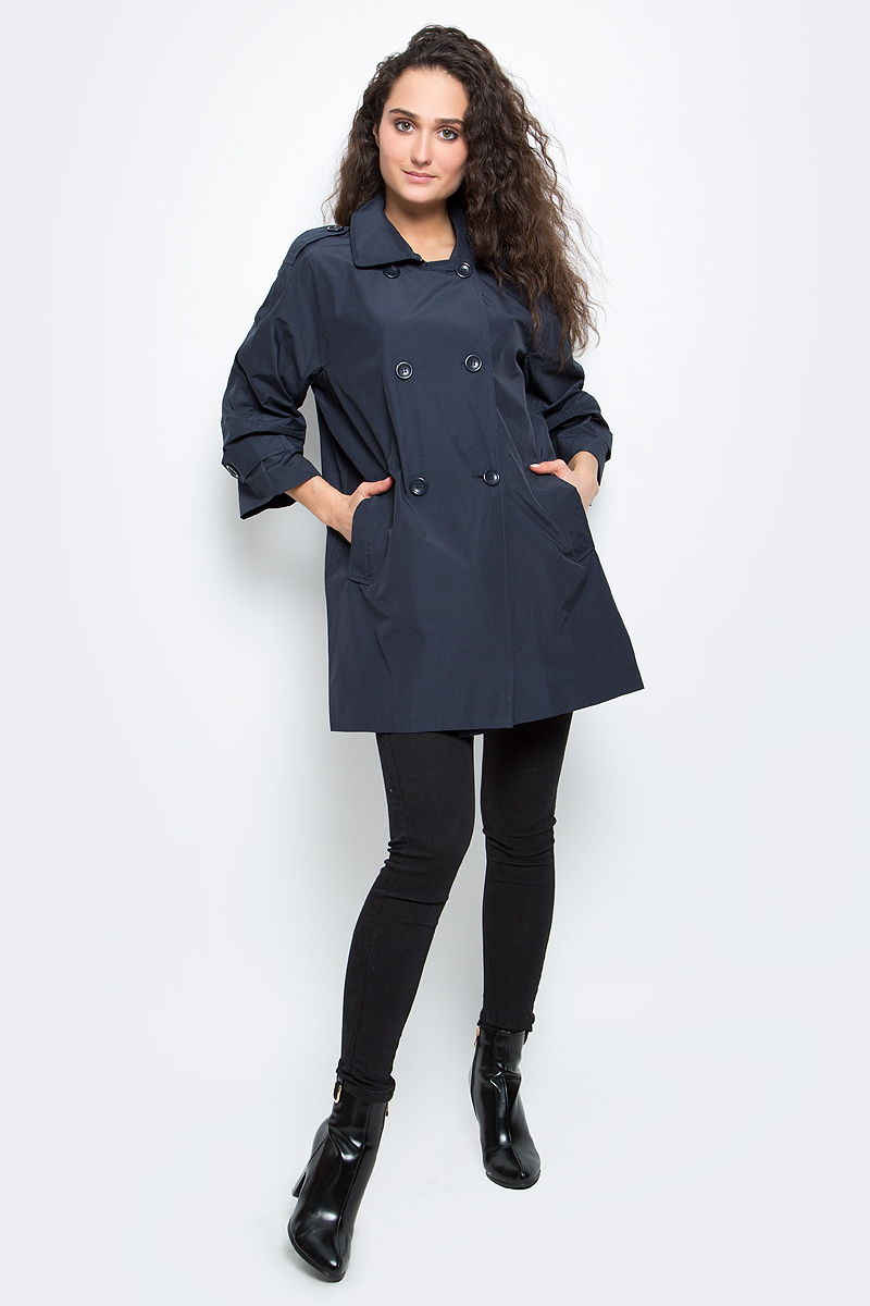 ПлащB087028_Dark Navy ПлащB087028_Dark NavyЭлегантный женский плащ Baon выполнен из плотного качественного материала с подкладкой. Модель актуального свободного кроя с широкими укороченными рукавами и отложным воротником застегивается на пуговицы. На воротнике предусмотрена дополнительная застежка на металлический крючок. Плечи и рукава изделия декорированы хлястиками на пуговицах. Плащ дополнен двумя боковыми карманами. Стильный укороченный тренч прекрасно дополнит весенний гардероб современной и модной девушки.
