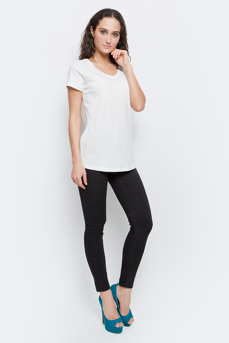 ФутболкаB237062_Dark Navy Printed ФутболкаB237062_Dark Navy PrintedСтильная женская футболка Baon изготовлена из эластичного хлопка. Материал очень мягкий и приятный на ощупь. Модель прямого кроя с V-образным вырезом горловины и короткими рукавами оформлена принтом в горошек. Такая футболка займет достойное место в вашем гардеробе.
