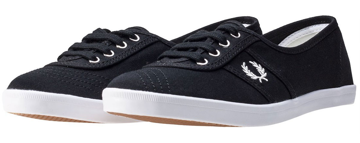 БалеткиB8256W-143 БалеткиB8256W-143Стильные балетки Aubrey Twill от Fred Perry выполнены из канваса. Подкладка и стелька из текстиля комфортны при движении. Шнуровка надежно зафиксирует модель на ноге. Подошва дополнена рифлением.
