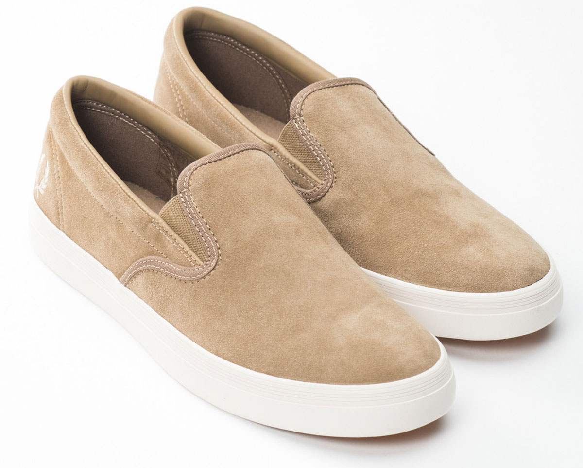 СлипоныB1207-D83 СлипоныB1207-D83Стильные мужские слипоны Underspin Slip On Suede от Fred Perry выполнены из натуральной замши. Подкладка и стелька из текстиля комфортны при движении. Эластичные вставки по бокам обеспечивают идеальную посадку модели на ноге. Подошва дополнена рифлением.