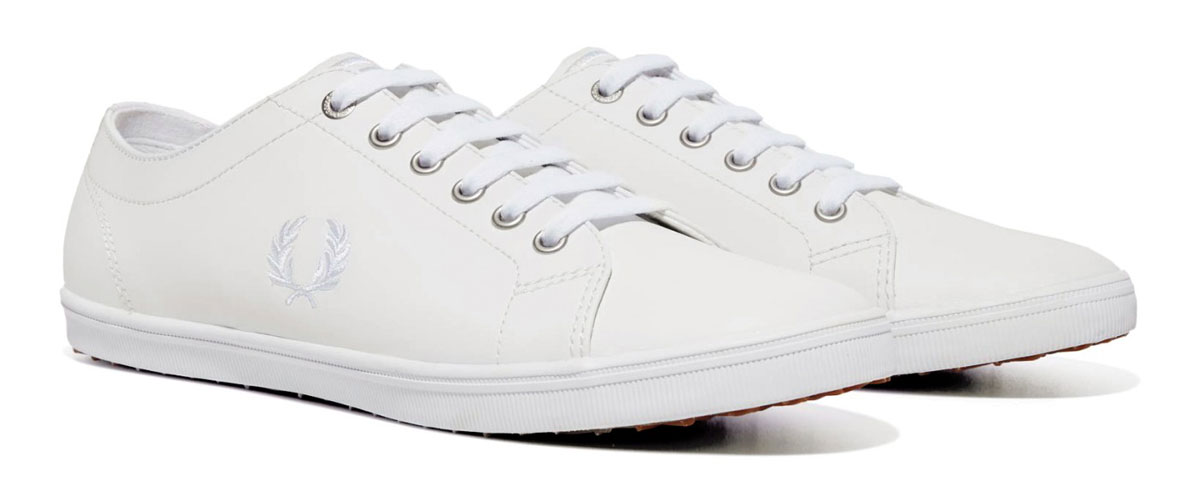 КедыB6237U-183 КедыB6237U-183Стильные кеды Kingston Leather от Fred Perry покорят вас с первого взгляда! Модель выполнена из натуральной кожи. Одна из боковых сторон модели оформлена вышивкой в виде логотипа бренда, язычок - вышитыми полосками. Шнуровка обеспечивает надежную фиксацию обуви на ноге. Стелька и подкладка из текстиля гарантируют комфорт при движении. Прочная резиновая подошва с рельефным рисунком обеспечивает сцепление с любой поверхностью. Такие кеды займут достойное место в вашем гардеробе.