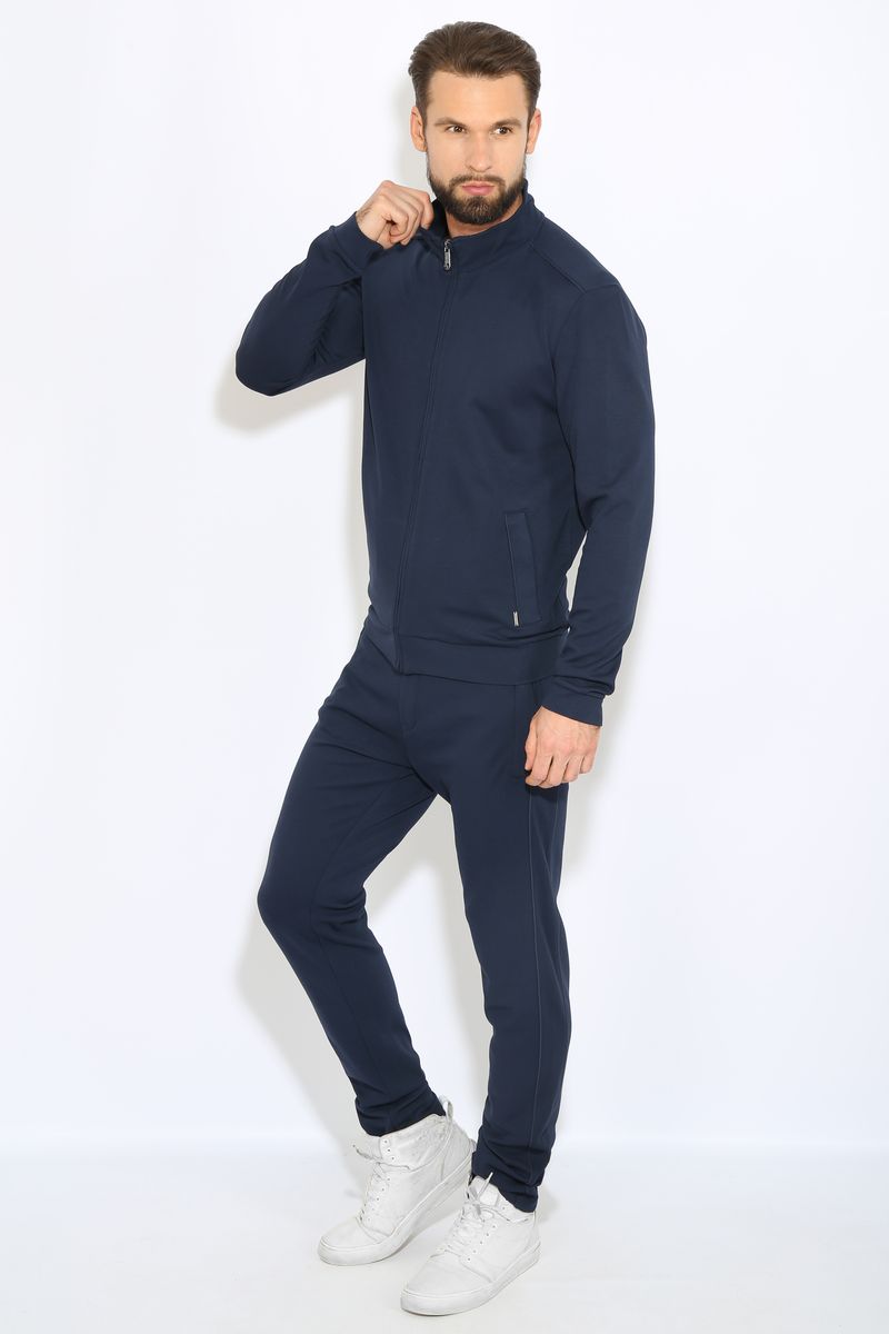 КофтаB17-42022 КофтаB17-42022Мужская кофта Finn Flare изготовлена из качественного комбинированного материала. Изделие тактильно приятное идеально подойдет для занятий спортом и для повседневной носки. Модель с воротником-стойкой и длинными рукавами застегивается на застежку-молнию. Спереди кофта дополнена двумя втачными карманами на молнии. Украшено изделие небольшой нашивкой с названием бренда.