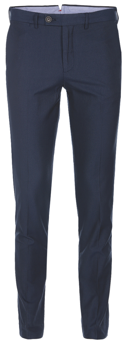 БрюкиB797006_Deep Navy Checked БрюкиB797006_Deep Navy CheckedСтильные мужские брюки Baon со стрелками выполнены из плотного хлопка. Модель прямого кроя и стандартной посадки застегивается на ширинку с застежкой-молнией, а также на пуговицу в поясе. На поясе предусмотрены шлевки для ремня. Брюки оснащены двумя боковыми карманами и двумя втачными карманами с клапанами сзади.