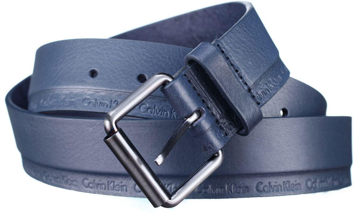 РеменьK50K502473_0000 РеменьK50K502473_0000Мужской ремень Calvin Klein выполнен из качественной натуральной кожи. Нижняя часть ремня декорирована тиснениями с названием бренда. Пряжка выполнена из металла, она позволит легко и быстро зафиксировать ремень и отрегулировать его длину. Уважаемые клиенты! Обращаем ваше внимание на тот факт, что размер ремня, доступный для заказа, является его длиной.