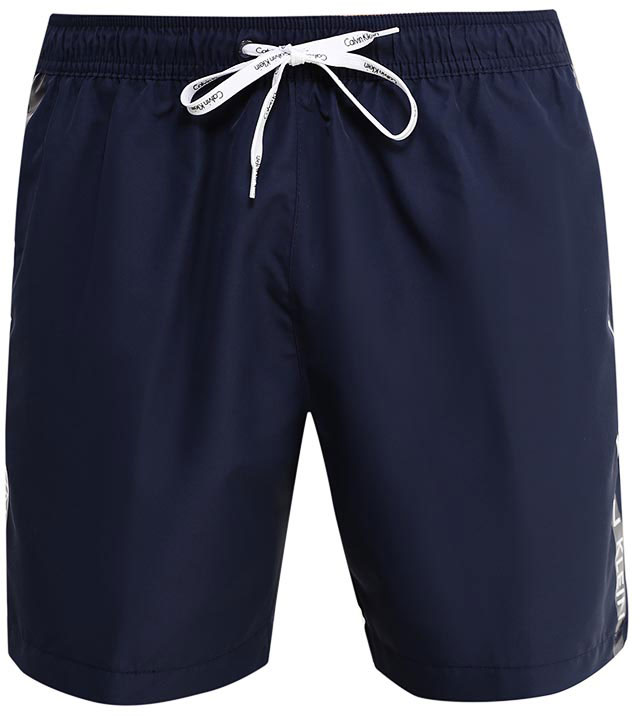 ШортыKM0KM00110 ШортыKM0KM00110Шорты Calvin Klein Underwear выполнены из высококачественного полиэстера, который не пропускает воду. Модель оформлена декоративными лампасами с фирменными надписями. Спереди расположено два втачных кармана. Сзади находится один накладной открытый карман. Пояс дополнен эластичной резинкой и завязками. Подкладка выполнена из сетчатого текстиля.