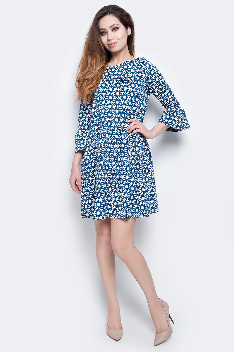 ПлатьеB457007_Navy Jacquard ПлатьеB457007_Navy JacquardПлатье Baon выполнено из полиэстера и хлопка с добавлением эластана. Модель с круглым вырезом горловины и рукавами 3/4 оформлена оригинальным цветочным принтом.