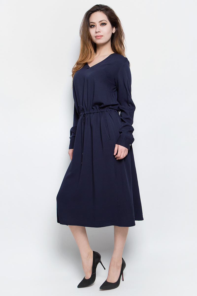 ПлатьеB457028_Dark Navy ПлатьеB457028_Dark NavyСтильное платье Baon выполнено из мягкой струящейся вискозы. Модель приталенного силуэта с V-образным вырезом горловины и длинными рукавами прекрасно сидит и подчеркивает достоинства фигуры. На талии предусмотрена кулиска с утяжкой. Рукава можно подвернуть до локтя и зафиксировать при помощи хлястика на пуговицу. В таком платье вы будете выглядеть элегантно и женственно.
