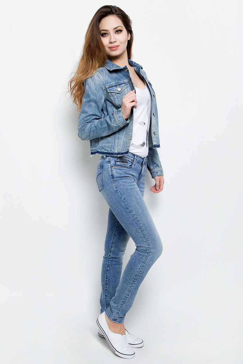 КурткаJ20J201336 КурткаJ20J201336Женская джинсовая куртка Calvin Klein Jeans изготовлена из высококачественного хлопка. Материал изделия приятный на ощупь, не стесняет движений и позволяет коже дышать, обеспечивая комфорт. Модель с отложным воротником и длинными рукавами застегивается на металлические пуговицы. На груди куртка дополнена двумя прорезными карманами с клапанами на пуговицах. На манжетах имеются застежки-пуговицы. Изделие оформлено эффектом потертости и необработанными краями.