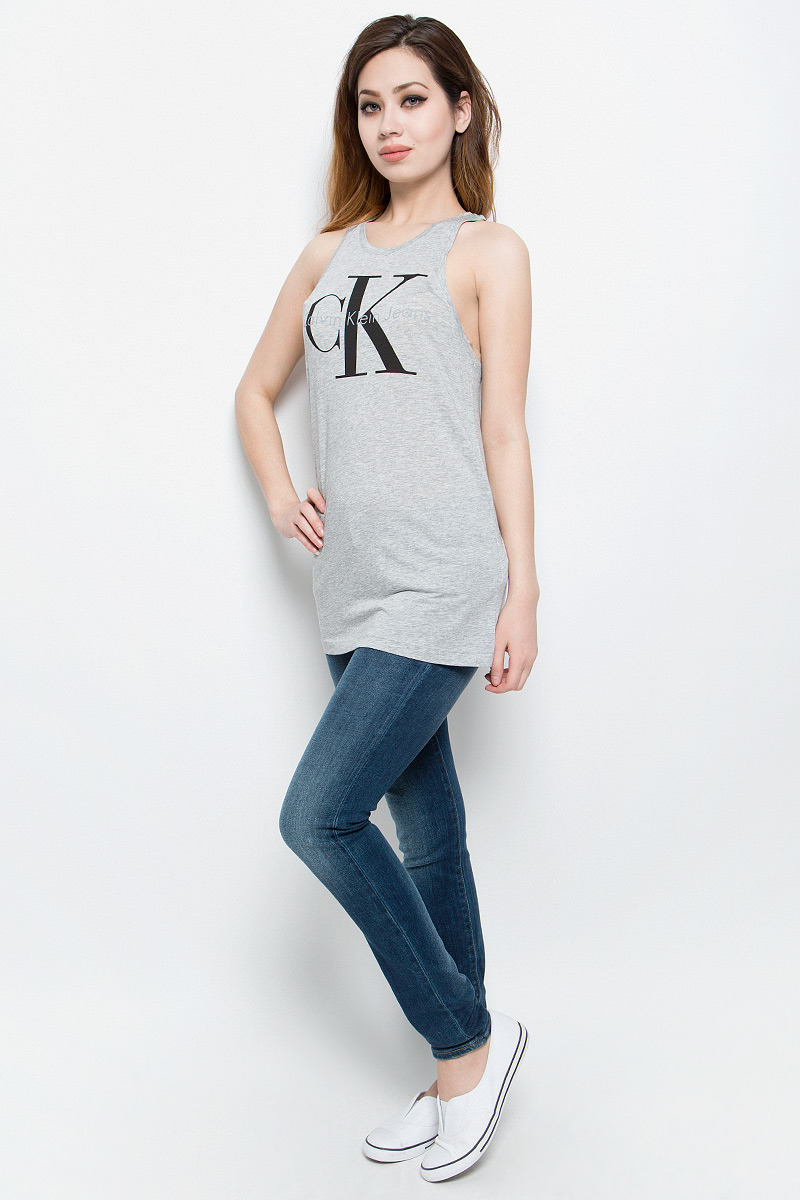 МайкаJ20J204862 МайкаJ20J204862Отличная женская майка Calvin Klein Jeans, выполненная из лиоцелла и хлопка, обладает высокой теплопроводностью, воздухопроницаемостью и гигроскопичностью, позволяет коже дышать. Модель с круглым вырезом горловины оформлена термоаппликацией в виде логотипа бренда. Майка удлиненного кроя подарит вам комфорт в течение всего дня и послужит замечательным дополнением к вашему гардеробу.