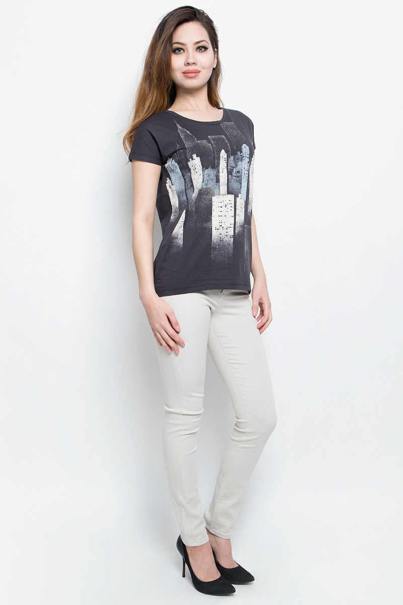 ФутболкаJ20J204628 ФутболкаJ20J204628Отличная женская футболка Calvin Klein Jeans, выполненная из натурального хлопка, обладает высокой теплопроводностью, воздухопроницаемостью и гигроскопичностью, позволяет коже дышать. Модель с круглым вырезом горловины и цельнокроеными рукавами оформлена оригинальным принтом.