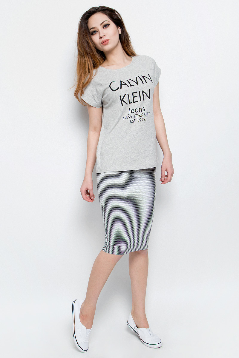 ФутболкаJ20J204633 ФутболкаJ20J204633Удобная женская футболка Calvin Klein Jeans, выполненная из натурального хлопка, обладает высокой теплопроводностью, воздухопроницаемостью и гигроскопичностью, позволяет коже дышать. Модель с круглым вырезом горловины и цельнокроеными рукавами оформлена стильными надписями с логотипом бренда.
