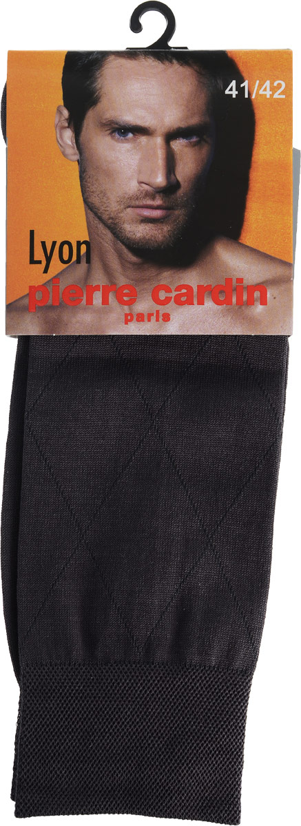 НоскиCr Lyon НоскиCr LyonКлассические мужские носки Pierre Cardin изготовлены из высококачественного хлопка с добавлением полиамида и эластана, что обеспечивает комфортную посадку. Модель выполнена в элегантном однотонном дизайне с узором ромбы. Благодаря использованию тончайших волокон мерсеризированного хлопка, кожа в таких носках дышит. Двойная, широкая, эластичная резинка идеально облегает ногу и не пережимает сосуды. Паголенок декорирован изображением логотипа бренда.