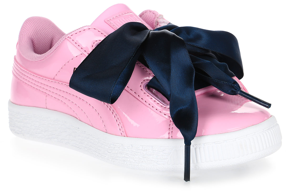Кроссовки36335203 Кроссовки36335203Модель Basket была выпущена PUMA в далеком 1971 году, став своего рода ответом в коже на наши легендарные кроссовки Suede. Благодаря простым и чистым линиям силуэта эта модель заслуженно оказалось в нашем Зале славы. Сегодня обувь Basket Heart Patent органично сочетает прошлое и настоящее благодаря очаровательным женственным деталям, в частности, оригинальной системе шнуровки. В комплекте также прилагаются утолщенные шнурки из тесьмы, добавляющие экстравагантности.