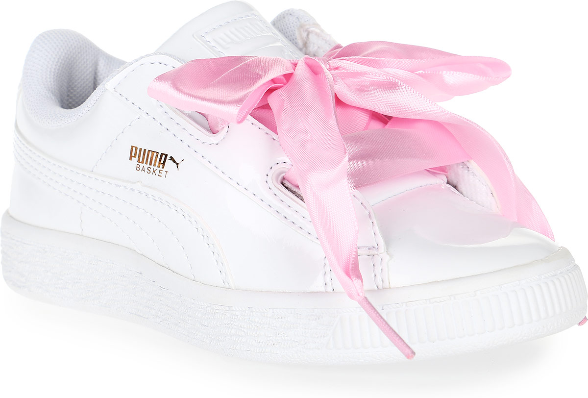 Кроссовки36335202 Кроссовки36335202Модель Basket была выпущена Puma в далеком 1971 году, став своего рода ответом в коже на легендарные кроссовки Suede. Сегодня обувь Basket Heart Patent органично сочетает прошлое и настоящее благодаря очаровательным женственным деталям, в частности, оригинальной системе шнуровки. В комплекте также прилагаются утолщенные шнурки из тесьмы, добавляющие экстравагантности.