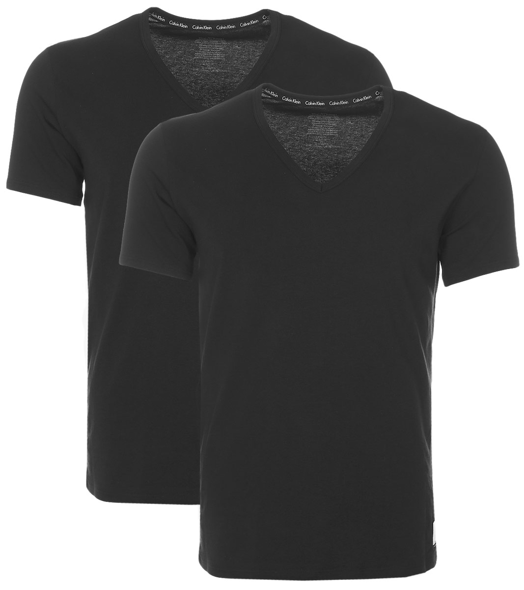 Футболка для домаNU8698A Футболка для домаNU8698AМужская футболка Calvin Klein Underwear изготовлена из натурального хлопка с добавлением эластана. Модель выполнена V-образной горловиной и короткими рукавами. Футболка дополнена квадратной нашивкой с названием бренда.
