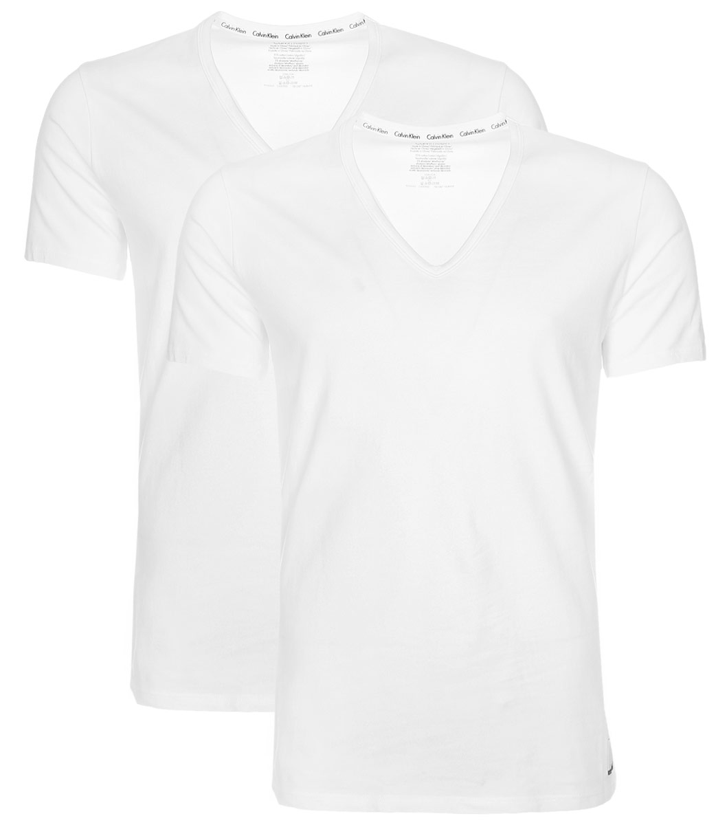 Футболка для домаNU8698A Футболка для домаNU8698AМужская футболка Calvin Klein Underwear изготовлена из натурального хлопка с добавлением эластана. Модель выполнена V-образной горловиной и короткими рукавами. Футболка дополнена квадратной нашивкой с названием бренда.
