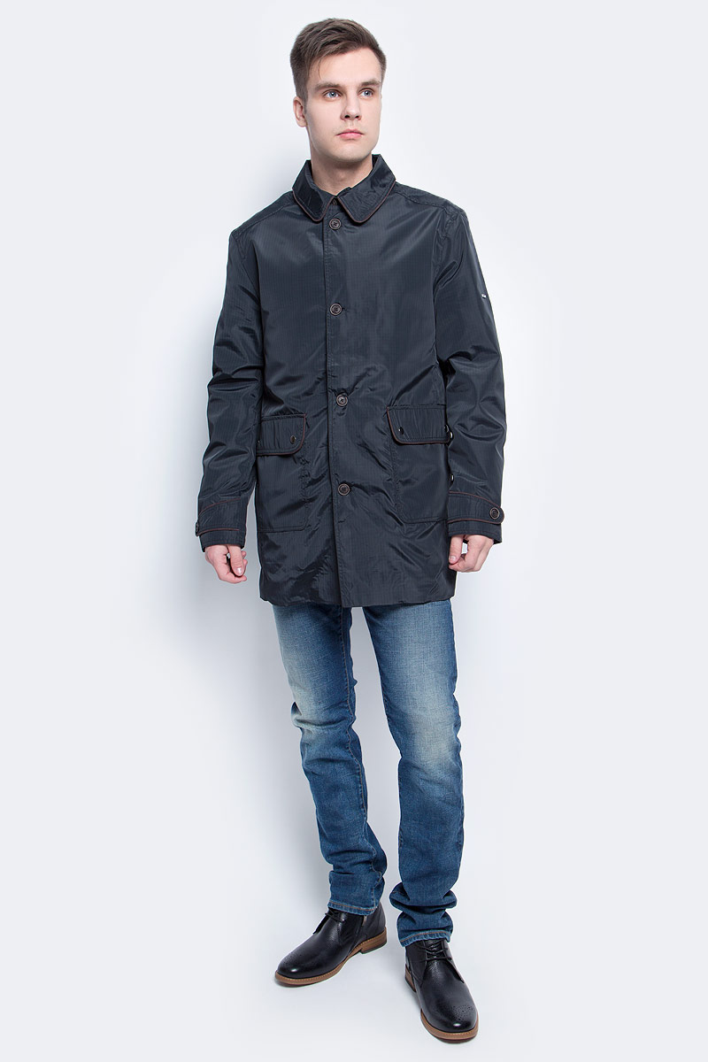 ПлащB587001_Deep Navy Checked ПлащB587001_Deep Navy CheckedПлащ мужской Baon выполнен из полиэстера. Модель с отложным воротником и длинными рукавами по всей длине застегивается на пуговицы.