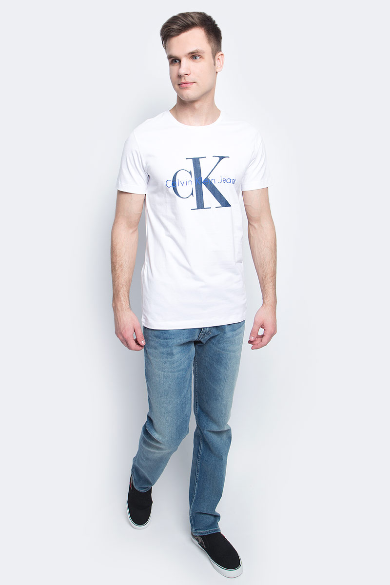 ФутболкаJ30J301237 ФутболкаJ30J301237Мужская футболка Calvin Klein Jeans изготовлена из натурального хлопка. Модель с круглой горловиной и короткими рукавами. Футболка оформлена крупным принтом с названием и логотипом бренда.