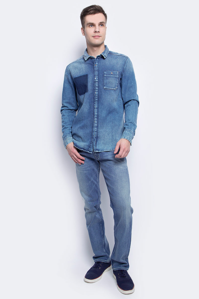 РубашкаJ30J304305 РубашкаJ30J304305Стильная мужская рубашка Calvin Klein Jeans, выполнена из натурального хлопка. Модель с отложным воротником и длинными рукавами застегивается на пуговицы с оригинальной планкой. Спереди имеется накладной карман на пуговице. Ткань на спине собрана в вертикальную планку. Манжеты рукавов оснащены застежками-пуговицами. Модель дополнена состаренным эффектом.
