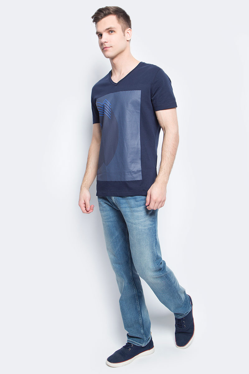 ФутболкаJ30J304609 ФутболкаJ30J304609Мужская футболка Calvin Klein Jeans изготовлена из натурального хлопка. Модель выполнена V-образной горловиной и короткими рукавами. Футболка оформлена крупным оригинальным принтом.