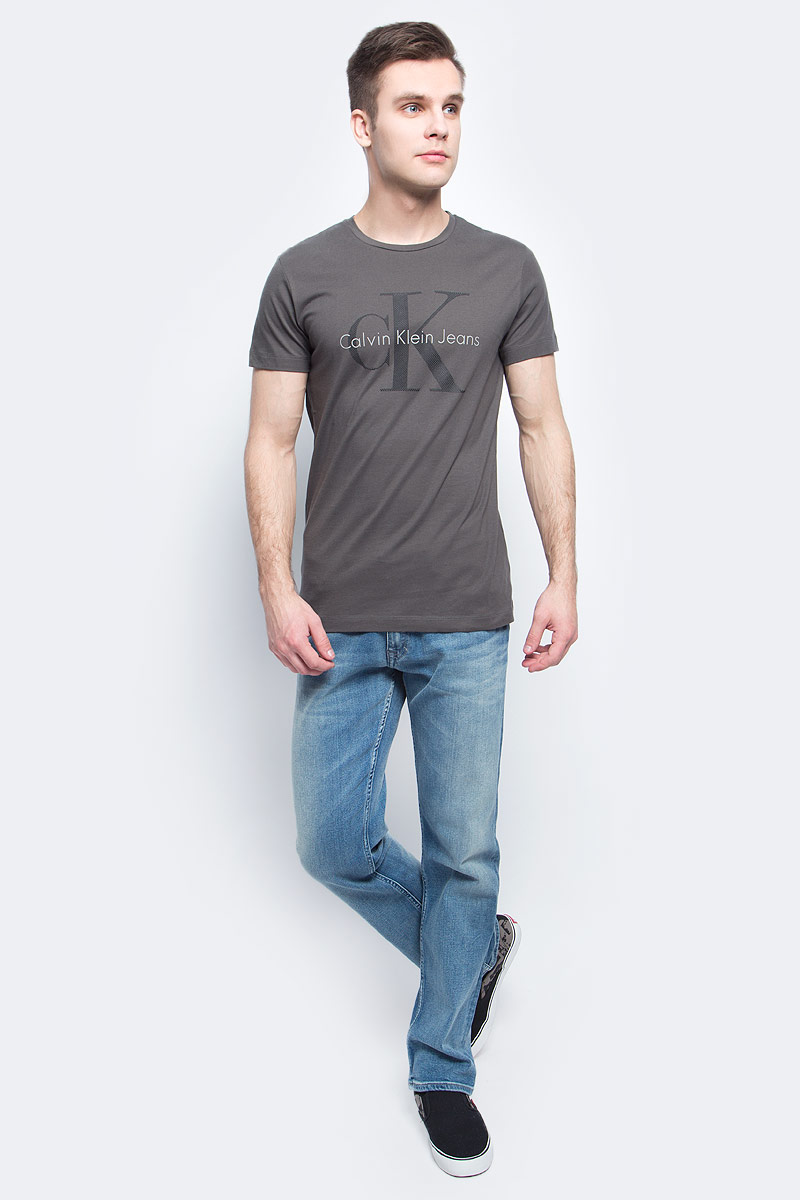 ФутболкаJ30J304597 ФутболкаJ30J304597Мужская футболка Calvin Klein Jeans изготовлена из натурального хлопка. Модель выполнена круглой горловиной и короткими рукавами. Футболка оформлена крупным принтом с названием и логотипом бренда.
