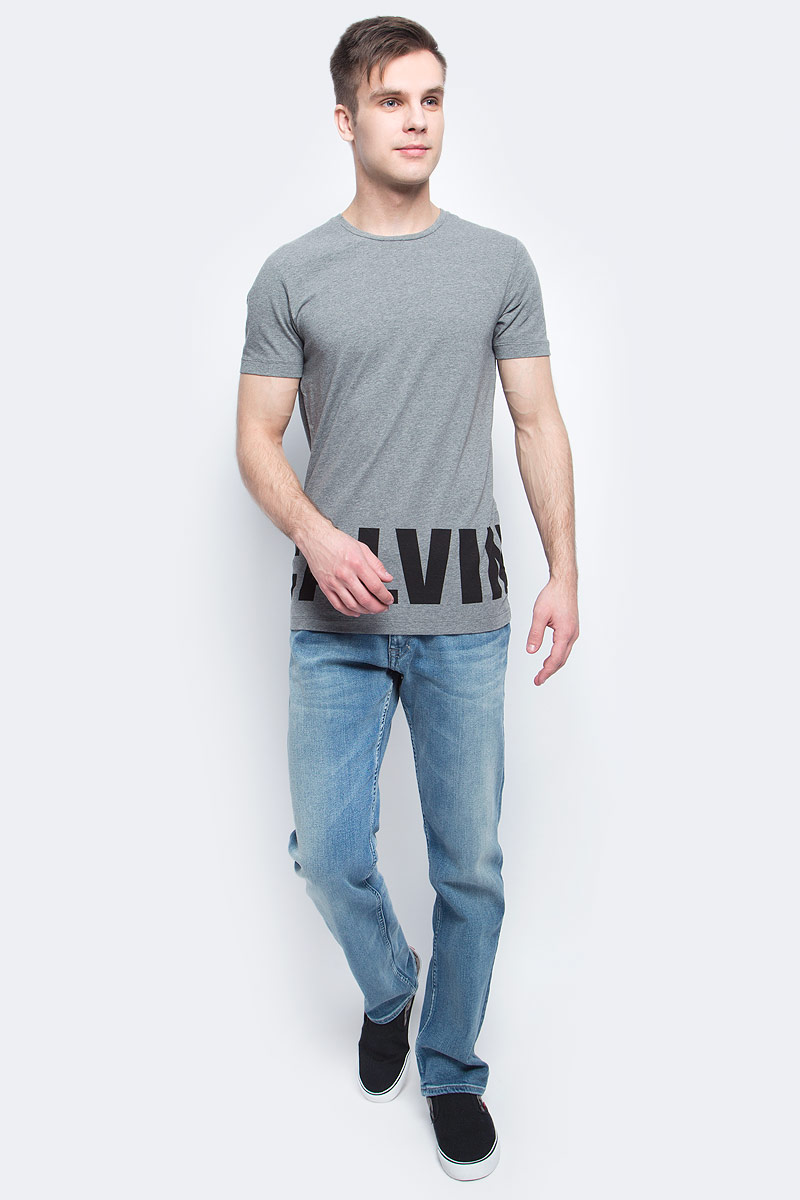 ФутболкаJ30J304582_1120 ФутболкаJ30J304582_1120Мужская футболка Calvin Klein Jeans изготовлена из хлопка с добавлением эластана. Модель с круглой горловиной и короткими рукавами. По низу футболка декорирована надписью с названием бренда.