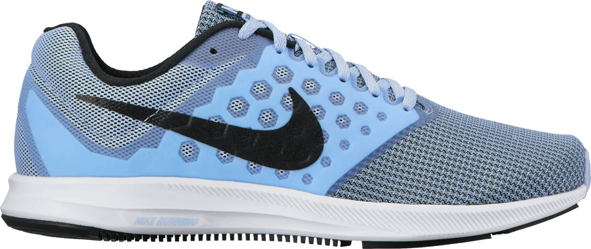 Кроссовки852466-400 Кроссовки852466-400Женские беговые кроссовки Nike Downshifter 7 в минималистичном стиле из легкой однослойной сетки и мягкого пеноматериала обеспечивают абсолютный комфорт. Верх из легкой сетки обеспечивает вентиляцию и комфорт. Бесшовный вкладыш в средней части стопы для поддержки. Полноразмерная резиновая подметка для прочности и оптимального сцепления с поверхностью. Эластичная полноразмерная подошва из материала Phylon для упругой и легкой амортизации. Эластичные желобки обеспечивают естественную свободу движений от носка до пятки. Защитный барьер из резины по краям подметки действует как амортизатор при контакте с поверхностью и обеспечивает более мягкий и плавный переход c пятки на носок.