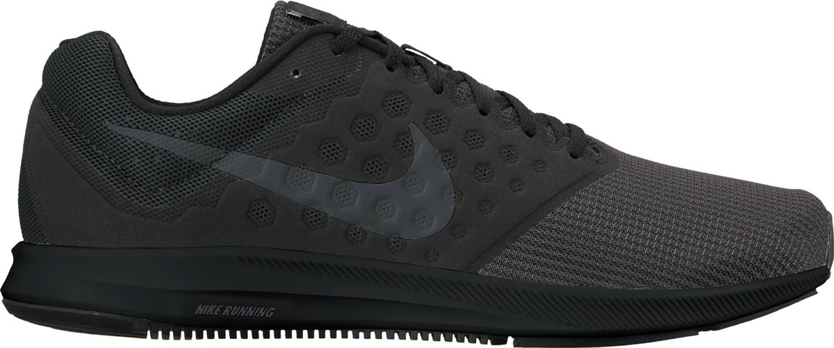 Кроссовки852459-001 Кроссовки852459-001Мужские беговые кроссовки Nike Downshifter 7 в минималистичном стиле из легкой однослойной сетки и мягкого пеноматериала обеспечивают абсолютный комфорт. Верх из легкой сетки обеспечивает дышащий комфорт. Бесшовный вкладыш в средней части стопы для поддержки. Полноразмерная резиновая подметка для прочности и оптимального сцепления с поверхностью. Эластичная полноразмерная подошва из материала Phylon для упругой и легкой амортизации. Эластичные желобки обеспечивают естественную свободу движений от носка до пятки.