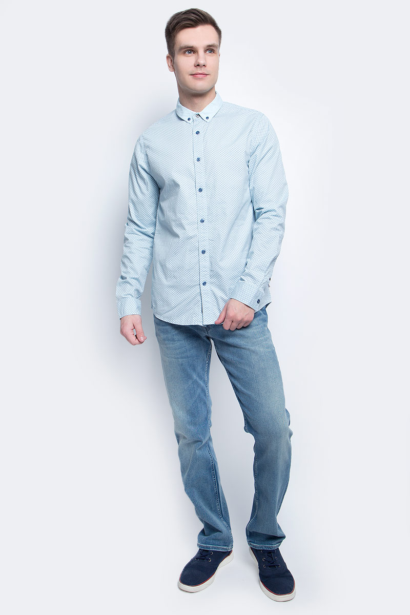 РубашкаJ30J304589 РубашкаJ30J304589Стильная мужская рубашка Calvin Klein Jeans, выполнена из натурального хлопка. Приталенная модель с отложным воротником и длинными рукавами застегивается на пуговицы по всей длине. Воротничок и манжеты рукавов оснащены застежками-пуговицами.