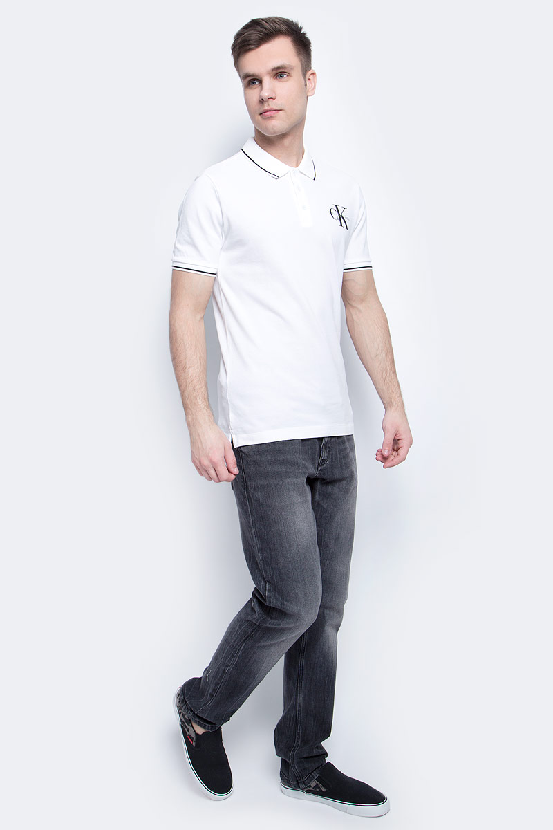 Поло с логотипомJ30J304671 Поло с логотипомJ30J304671Мужское поло Calvin Klein Jeans изготовлено из хлопка с добавлением эластана. Классическая модель с короткими рукавами и отложным воротником застегивается спереди на три пуговицы. По бокам имеются небольшие разрезы. Воротник и манжеты рукавов дополнены полосами контрастного цвета.