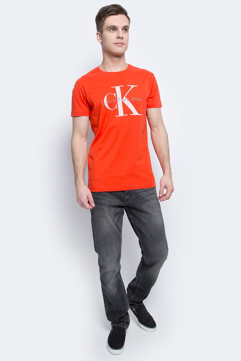 ФутболкаJ30J304597 ФутболкаJ30J304597Мужская футболка Calvin Klein Jeans изготовлена из натурального хлопка. Модель выполнена круглой горловиной и короткими рукавами. Футболка оформлена крупным принтом с названием и логотипом бренда.