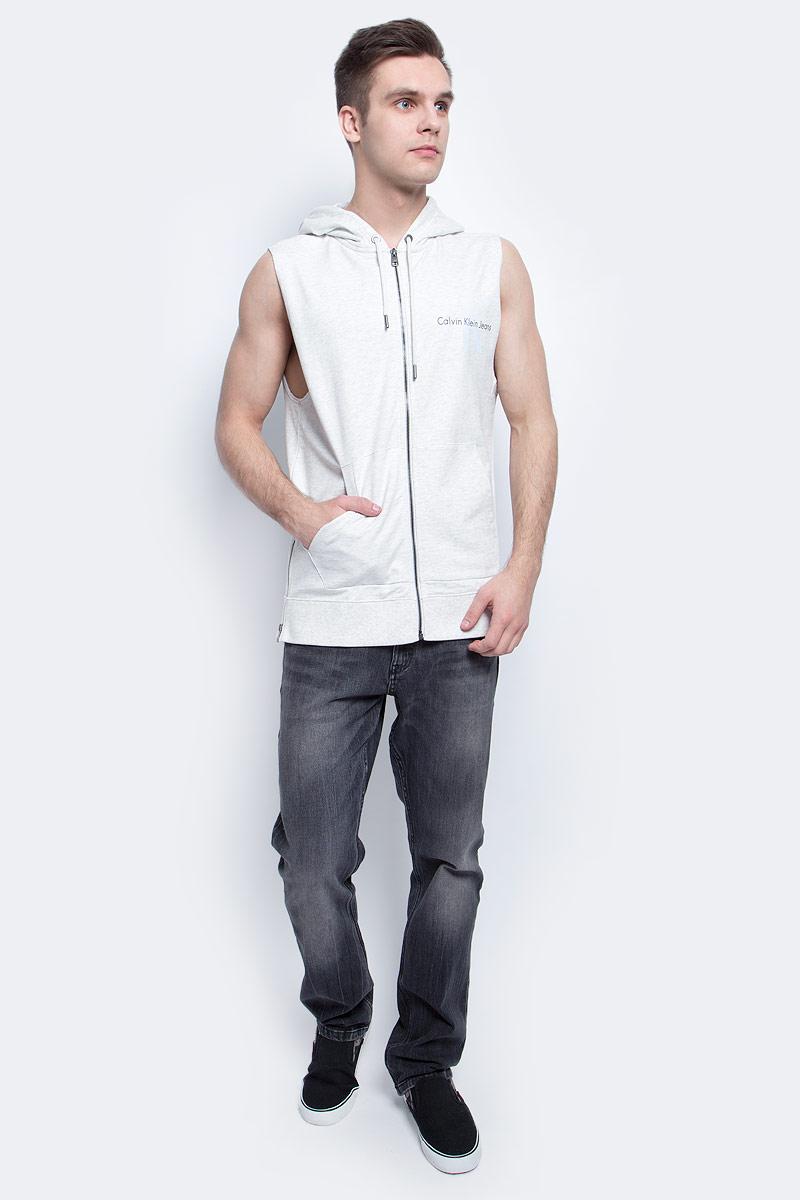 ЖилетJ30J304800 ЖилетJ30J304800Мужской спортивный жилет Calvin Klein Jeans изготовлен из высококачественного хлопка. Модель с капюшоном застегивается на молнию, капюшон затягивается на прочный шнурок. Спереди модель дополнена двумя накладными карманами. По бокам изделия имеются металлические молнии, низ дополнен широкой эластичной резинкой.