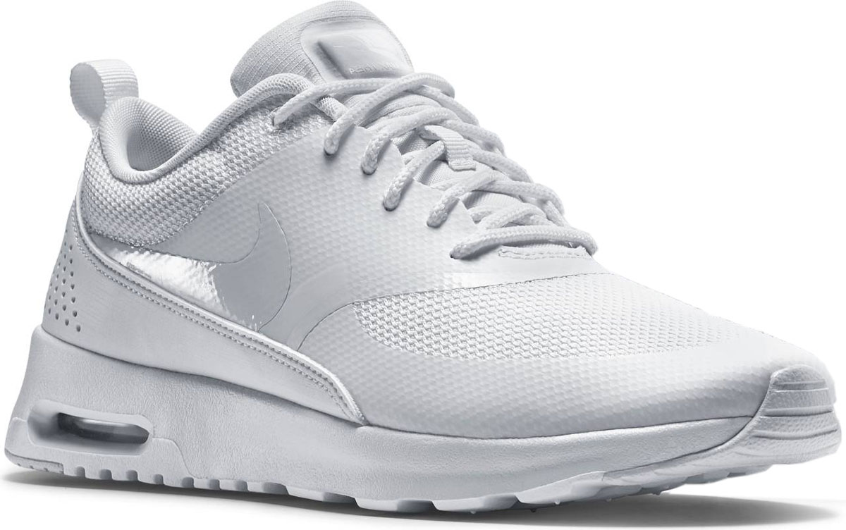 Кроссовки599409-101 Кроссовки599409-101Женские кроссовки Air Max Thea от Nike выполнены из текстиля и искусственной кожи. Модель дополнена бесшовными накладками из ПВХ. Подкладка и стелька из текстиля комфортны при движении. Шнуровка надежно зафиксирует модель на ноге. Подошва дополнена рифлением. Высокая подошва из полиуретана с продолговатой вставкой Airsole обеспечивает отличную амортизацию.
