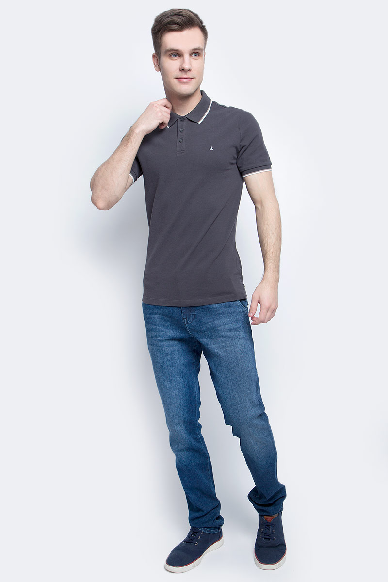 ПолоJ30J304682_0380 ПолоJ30J304682_0380Мужское поло Calvin Klein Jeans изготовлено из хлопка с добавлением эластана. Классическая модель с короткими рукавами и отложным воротником застегивается спереди на три пуговицы. По бокам имеются трикотажные вставки, спинка слегка удлинена. Воротник, манжеты рукавов и вставки отделаны полосками контрастного цвета.