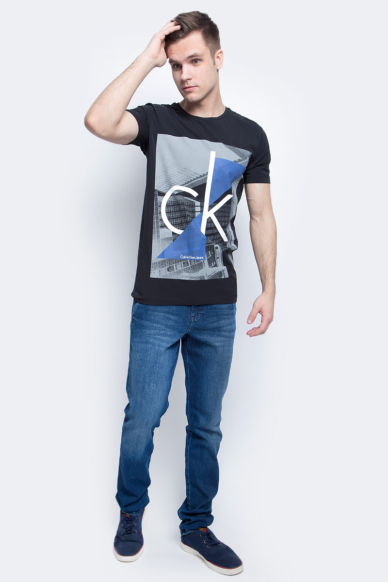 ФутболкаJ30J304602 ФутболкаJ30J304602Мужская футболка Calvin Klein Jeans изготовлена из натурального хлопка с добавлением эластана. Модель оформлена круглой горловиной и короткими рукавами. Футболка дополнена крупным принтом с названием и логотипом бренда.