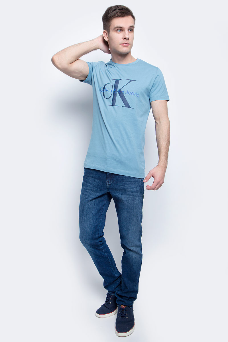 ФутболкаJ30J301237 ФутболкаJ30J301237Мужская футболка Calvin Klein Jeans изготовлена из натурального хлопка. Модель с круглой горловиной и короткими рукавами. Футболка оформлена крупным принтом с названием и логотипом бренда.
