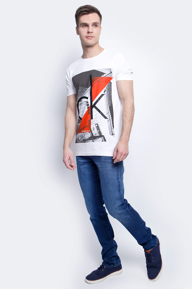 ДжинсыJ30J304300 ДжинсыJ30J304300Модные мужские джинсы Calvin Klein Jeans выполнены из хлопка с добавлением эластана и полиэстера, что обеспечивает комфорт и удобство при носке. Джинсы модели-слим имеют стандартную посадку. Модель застегивается на пуговицу в поясе и ширинку на молнии. Имеются шлевки для ремня. Спереди модель дополнена двумя втачными карманами, сзади - двумя врезными карманами на пуговицах. Модель оформлена эффектом потертости.