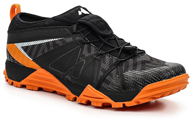 Кроссовки37789 Кроссовки37789Мужские кроссовки от Merrell предназначены для бега по пересеченной местности. Конструкция модели обеспечивает высокую степень защиты стопы от повреждений. Антибактериальная пропитка подкладки и стельки M Select Fresh препятствует появлению специфического запаха. Вставки TrailProtect во фронтальной части промежуточной подошвы смягчают удары. Промежуточная подошва, выполненная из ультралегкого, прочного и упругого EVA, гарантирует усиленную амортизацию, а мягкие вставки в пяточной и фронтальной части поглощают и смягчают ударную нагрузку. Технология подошвы M Select Grip гарантирует долговечность, специальный рисунок протектора обеспечивает отличное сцепление на разных видах поверхности. Самоочищающийся протектор сконструирован таким образом, чтобы в его элементах не застревали мелкие камни, не удерживалась земля.