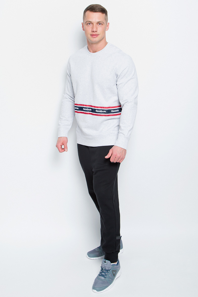 СвитшотBK3803 СвитшотBK3803Мужской свитшот Reebok Wor F Taped Crewneck, выполненный из натурального хлопка, идеально подойдет для повседневной носки и занятий спортом. Свитшот с круглым вырезом горловины и длинными рукавами оформлен нашивкой с полосами и надписями Reebok. На рукавах предусмотрены широкие манжеты. Низ модели дополнен трикотажной резинкой.