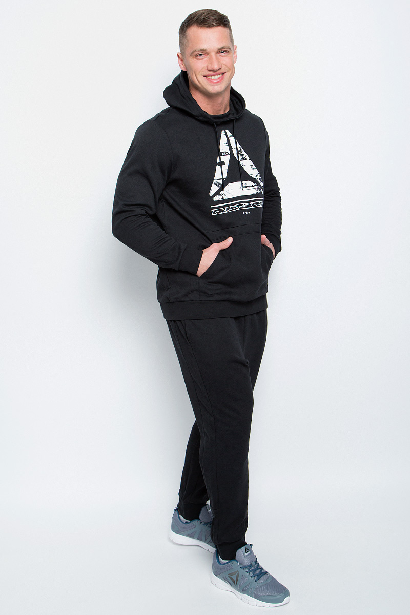 ХудиBK4717 ХудиBK4717Мужское худи Reebok выполнено из хлопка с добавлением полиэстера. У модели классический крой - худи не слишком тесное и не слишком свободное, что гарантирует полную свободу движений. Капюшон на шнурках. Светоотражающие вставки для дополнительной безопасности в темное время суток. Изделие оформлено эластичными манжетами и окантовкой низа, дополнено карманом-кенгуру.