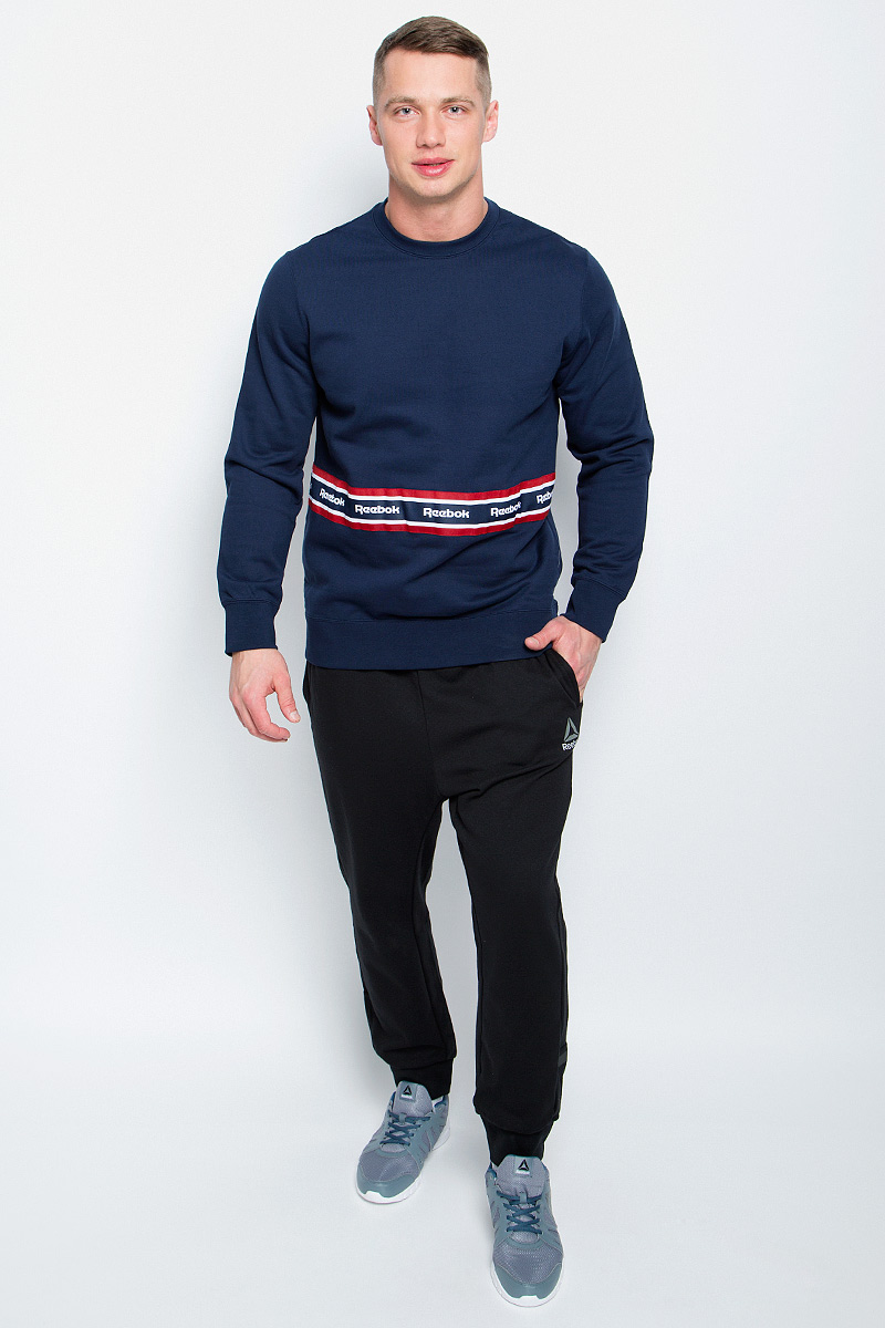 СвитшотBK3803 СвитшотBK3803Мужской свитшот Reebok Wor F Taped Crewneck, выполненный из натурального хлопка, идеально подойдет для повседневной носки и занятий спортом. Свитшот с круглым вырезом горловины и длинными рукавами оформлен нашивкой с полосами и надписями Reebok. На рукавах предусмотрены широкие манжеты. Низ модели дополнен трикотажной резинкой.