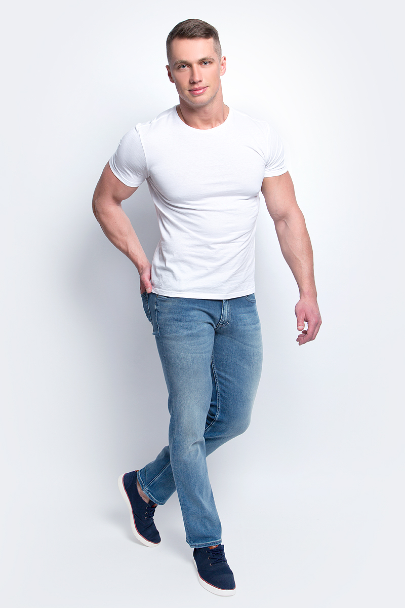 ДжинсыJ30J304708 ДжинсыJ30J304708Мужские джинсы стрейч Calvin Klein Jeans выполнены из качественной смесовой ткани на основе хлопка. Джинсы слегка зауженного кроя и средней посадки застегиваются на пуговицу в поясе и ширинку на застежке-молнии. На поясе предусмотрены шлевки для ремня. Спереди модель дополнена двумя втачными карманами и одним маленьким накладным кармашком, а сзади - двумя накладными карманами. Джинсы оформлены эффектом потертости.