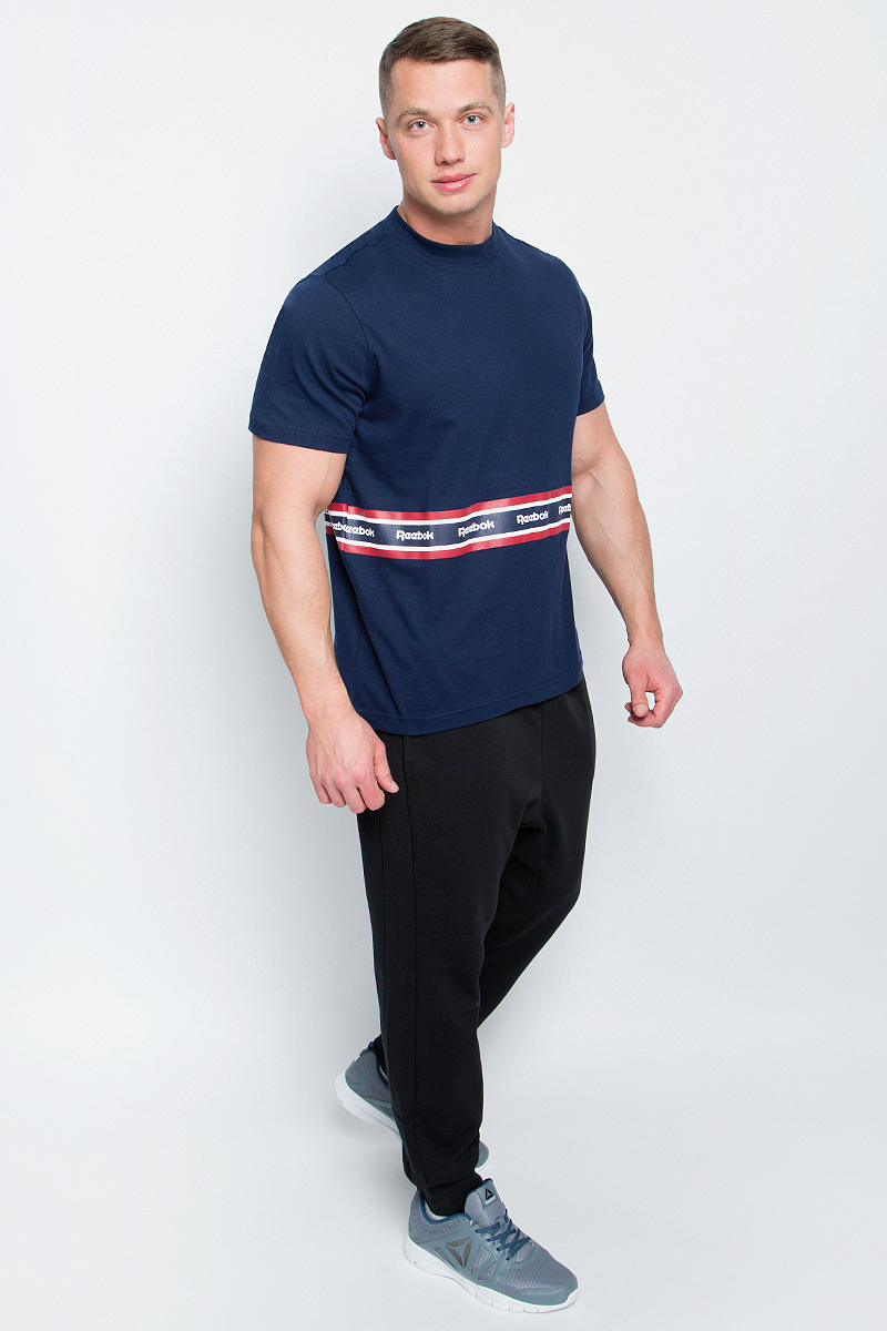 ФутболкаBK3806 ФутболкаBK3806Мужская футболка Reebok F Printed Tape Tee изготовлена из натурального хлопка. Модель с круглым воротом и короткими рукавами. Однотонная футболка декорирована принтом с контрастными полосами и названием бренда.