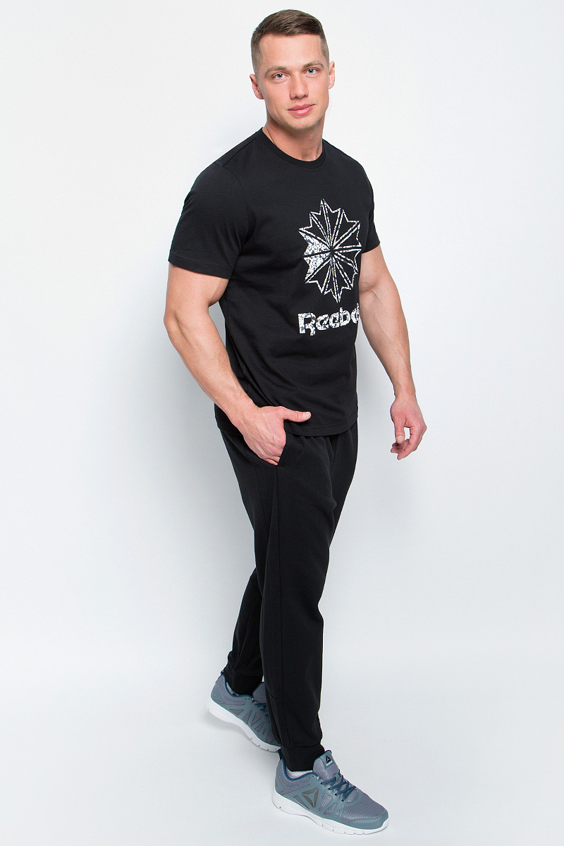 ФутболкаBK4177 ФутболкаBK4177Мужская футболка Reebok F Large Starcrest P изготовлена из натурального хлопка. Модель с круглым воротником и короткими рукавами. Однотонная футболка спереди декорирована принтом с оригинальным рисунком и названием бренда.