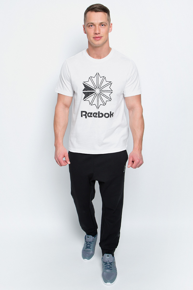 ФутболкаBK4177 ФутболкаBK4177Мужская футболка Reebok F Large Starcrest P изготовлена из натурального хлопка. Модель с круглым воротником и короткими рукавами. Однотонная футболка спереди декорирована принтом с оригинальным рисунком и названием бренда.